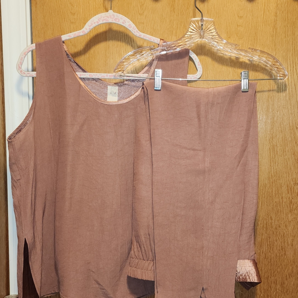 Elegant Mauve Sleeveless Top and Pants Set
